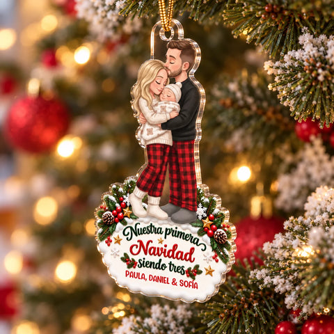 Adorno de Navidad personalizado – Nuestra primera Navidad siendo tres