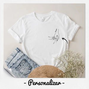 Personnalisez des T-shirts pour maman | Cadeaux personnalisés pour mère | Mains de maman pour enfants imprimées sur la poitrine gauche