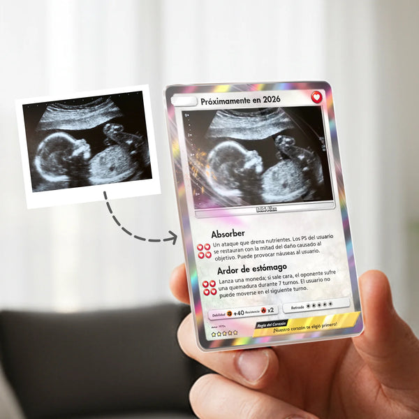 Tarjeta personalizada Bebé en Camino – Estilo Carta Fantasía Inspirada en Cartas Coleccionables - Regalo Original para Nuevos Papás y Mamás