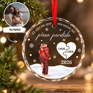 Adorno de Navidad de Cristal Personalizado con Foto de Pareja – El Año en que Encontré mi Pieza Perdida